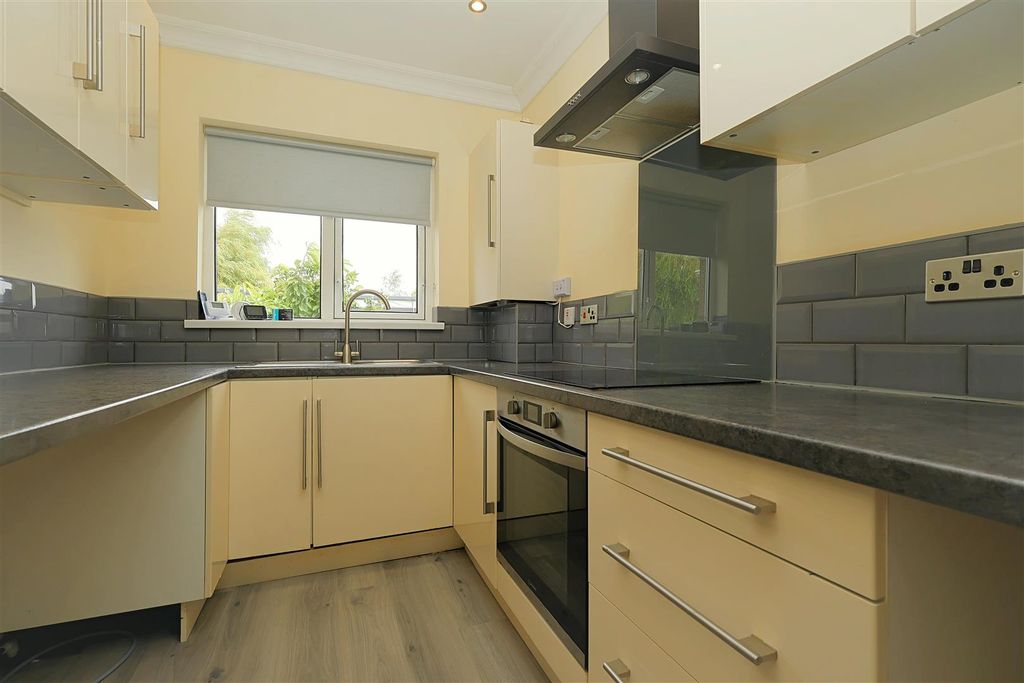 Property photo 3 of 18 Kitchen
