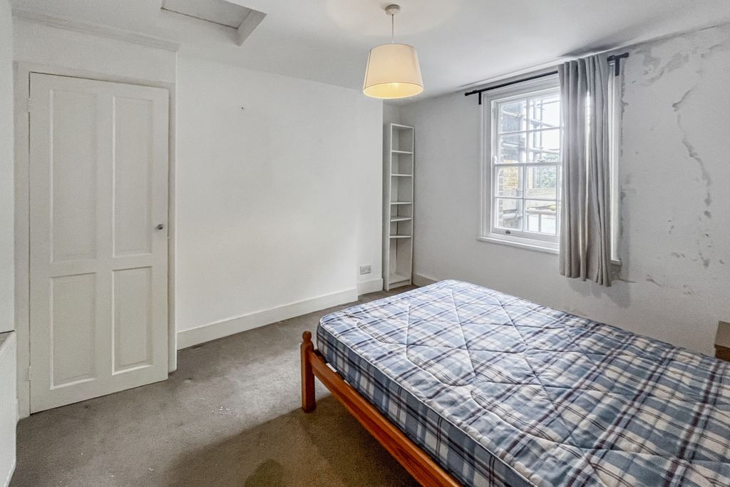 Property photo 2 of 9 227A Camberwell New Road, Camberwell, London Se5 0th