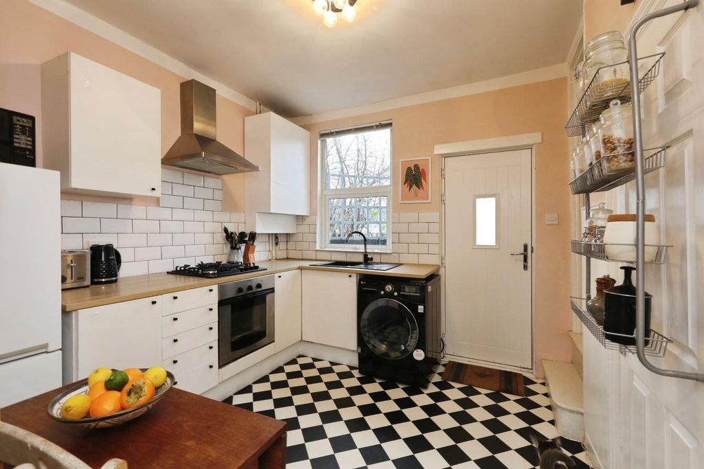 Property photo 2 of 25 Dining Kitchen