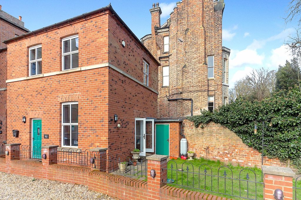 Property photo 1 of 16 Sycamore Place - Front