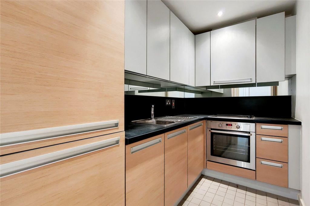 Property photo 3 of 10 Kitchen