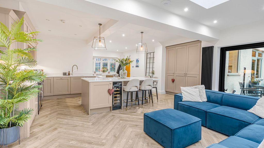 Property photo 2 of 32