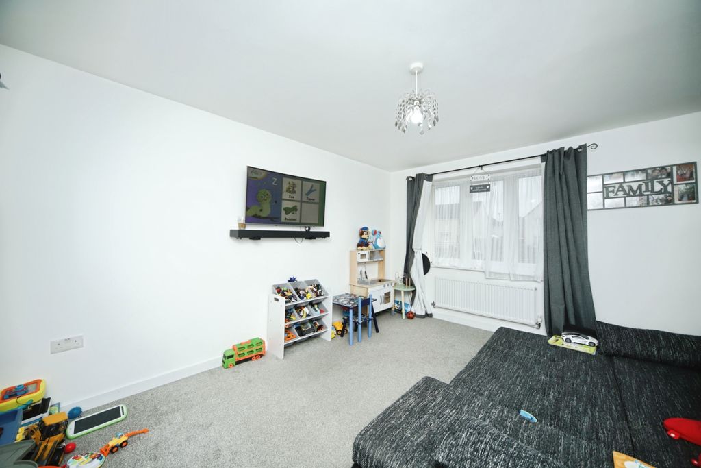 Property photo 2 of 18 Lounge