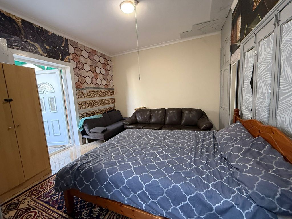 Property photo 3 of 7 Gallery