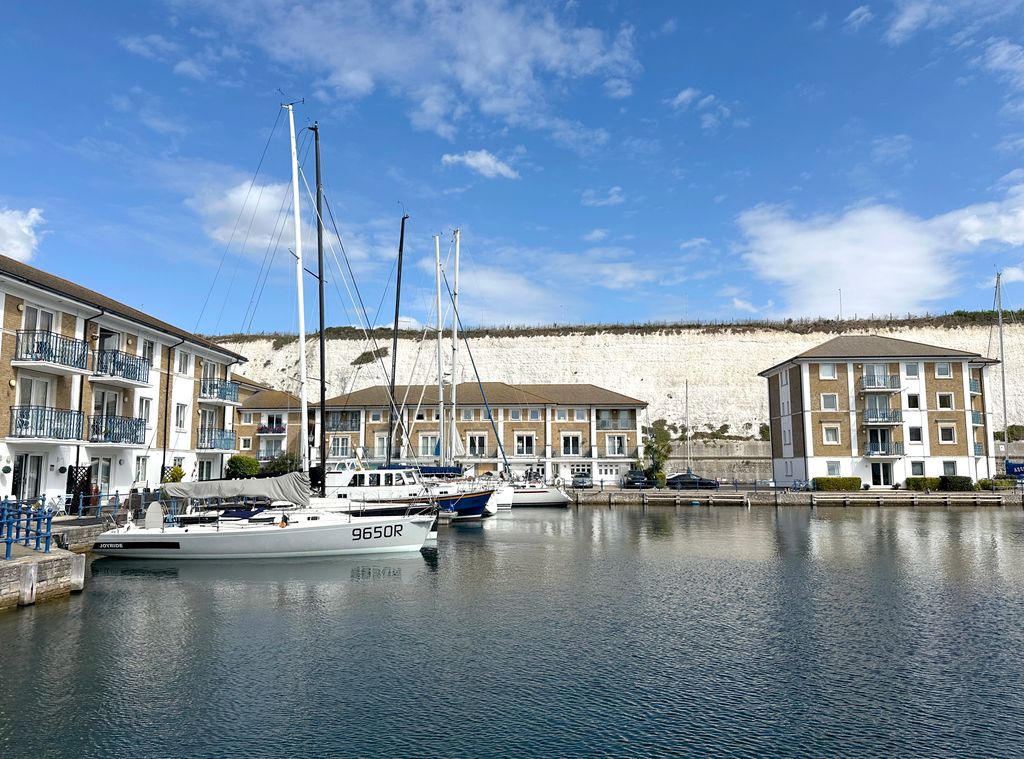 Property photo 2 of 18