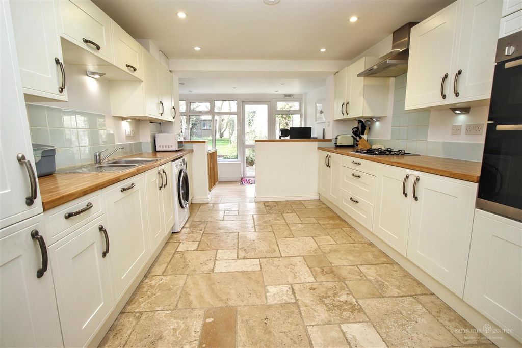 Property photo 3 of 17 Kitchen