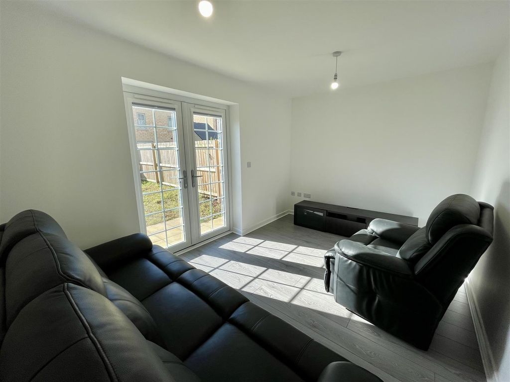 Property photo 2 of 17 Lounge