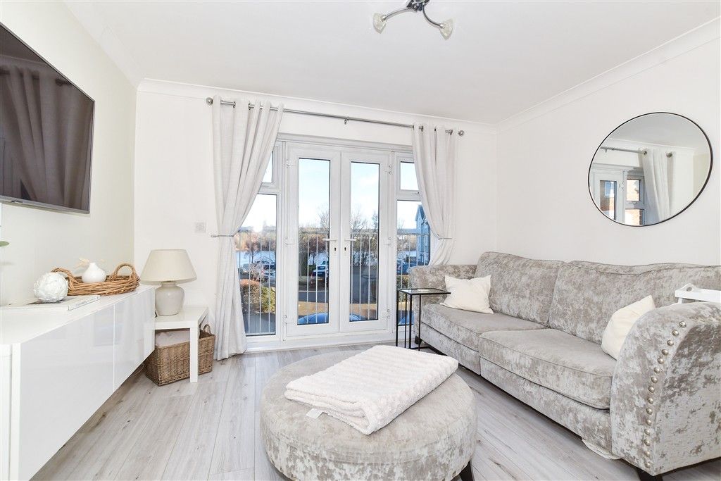 Property photo 1 of 11 Lounge