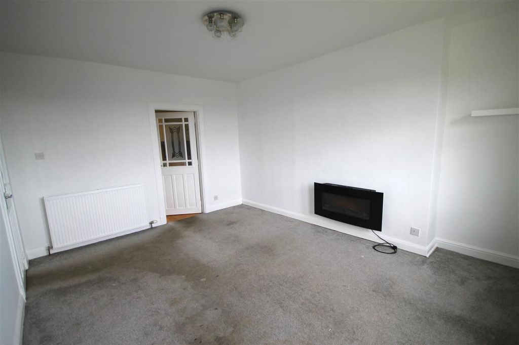 Property photo 3 of 11 Lounge