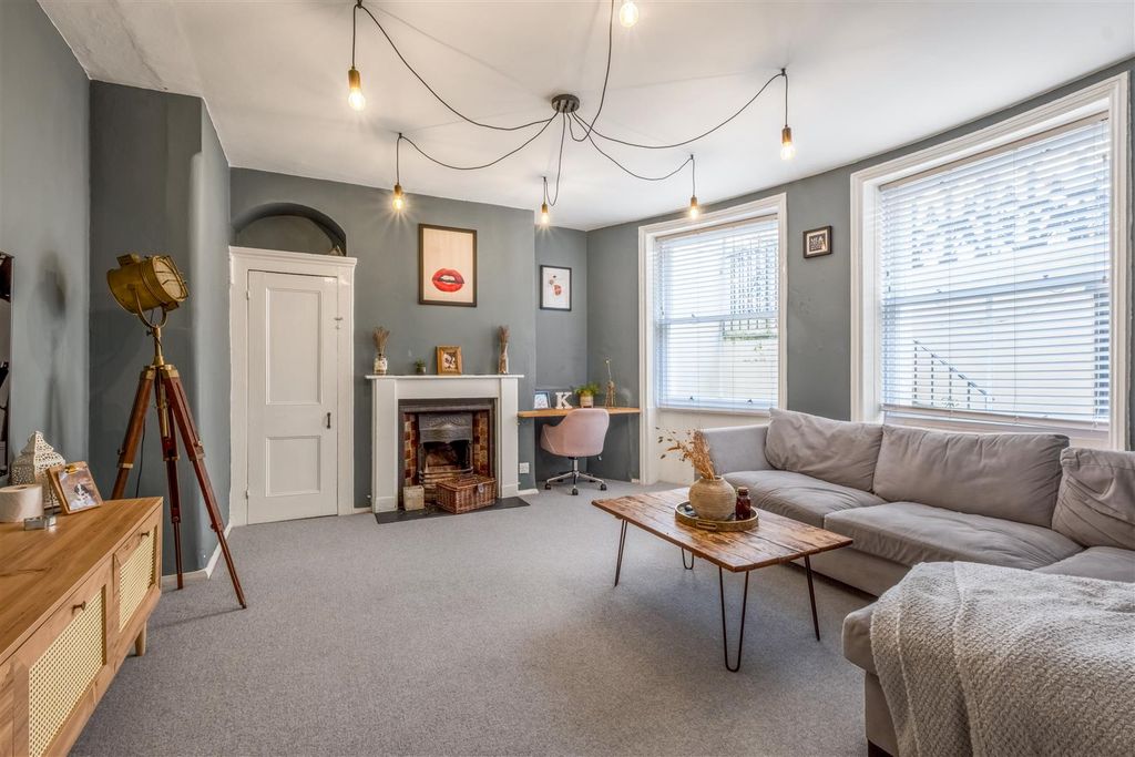 Property photo 2 of 20 94 Lansdowne Place-7.Jpg