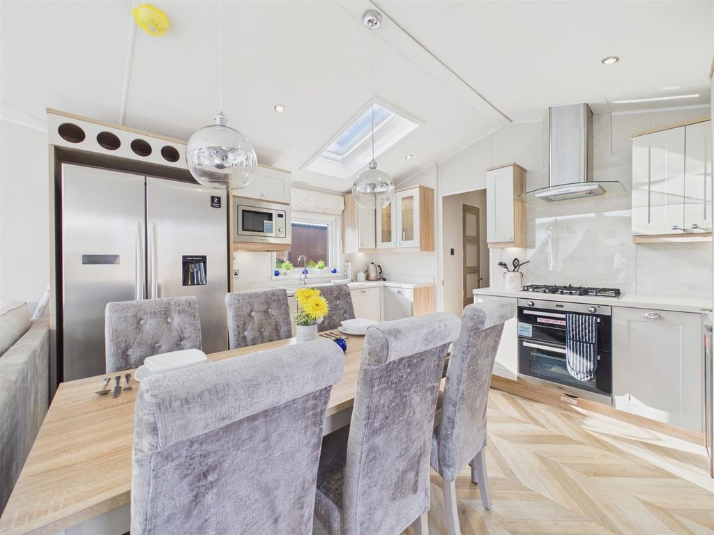 Property photo 3 of 10 Dining Area/Kitchen