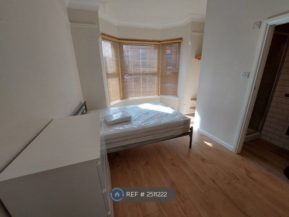 Property photo 3 of 7 Room 1 (En-Suite)