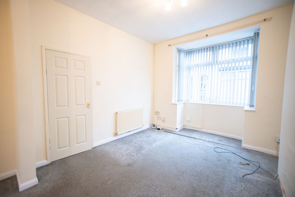 Property photo 3 of 17 Living Room