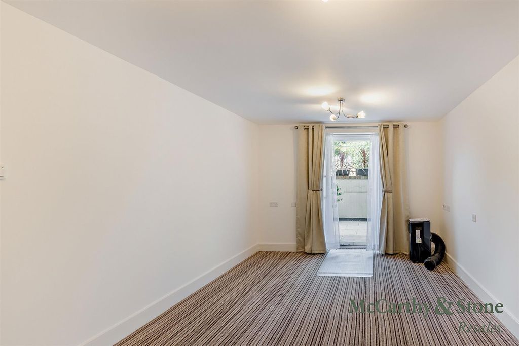 Property photo 3 of 17 8702970-Interior02-800.Jpg