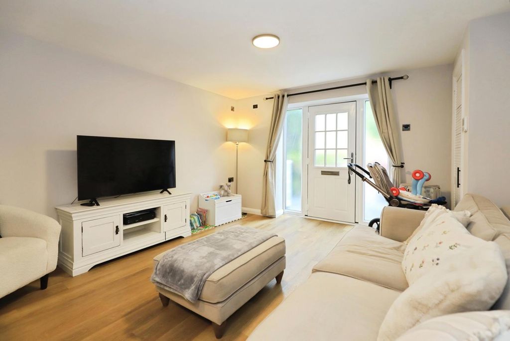 Property photo 2 of 20 Pbox-Img.Jpg