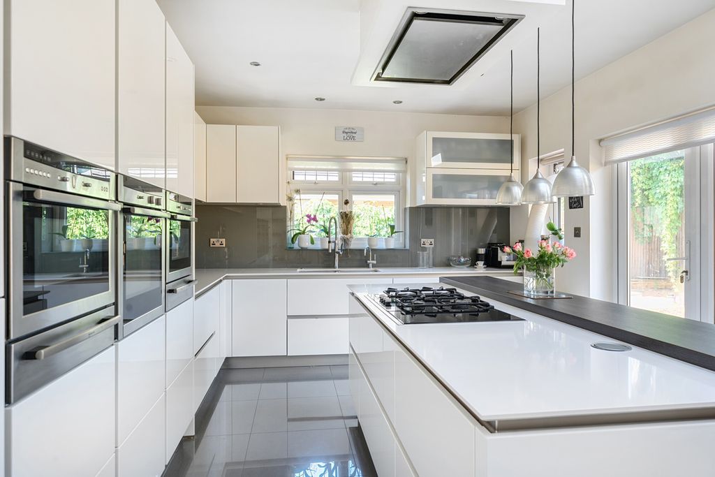 Property photo 2 of 19 1320482-16-686d3F...
