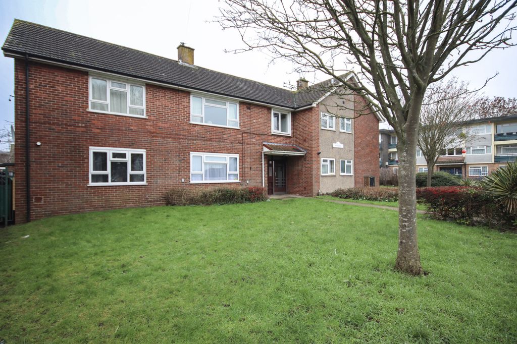 Property photo 1 of 6 2 Bedroom Flat For Sale, No Forward Chain