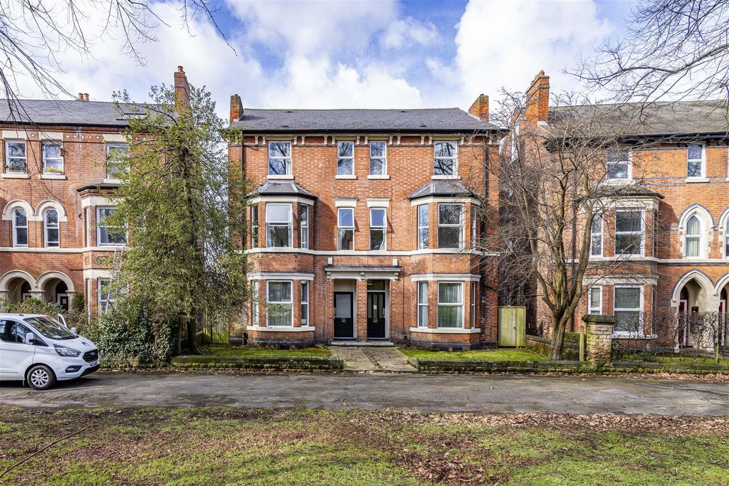 Property photo 1 of 15 103Waterloocrescent-27