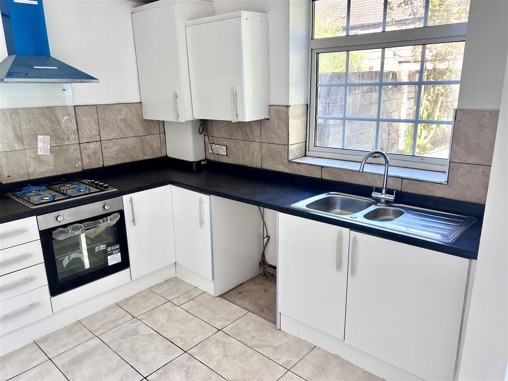 Property photo 2 of 16 Kitchen .Jpg