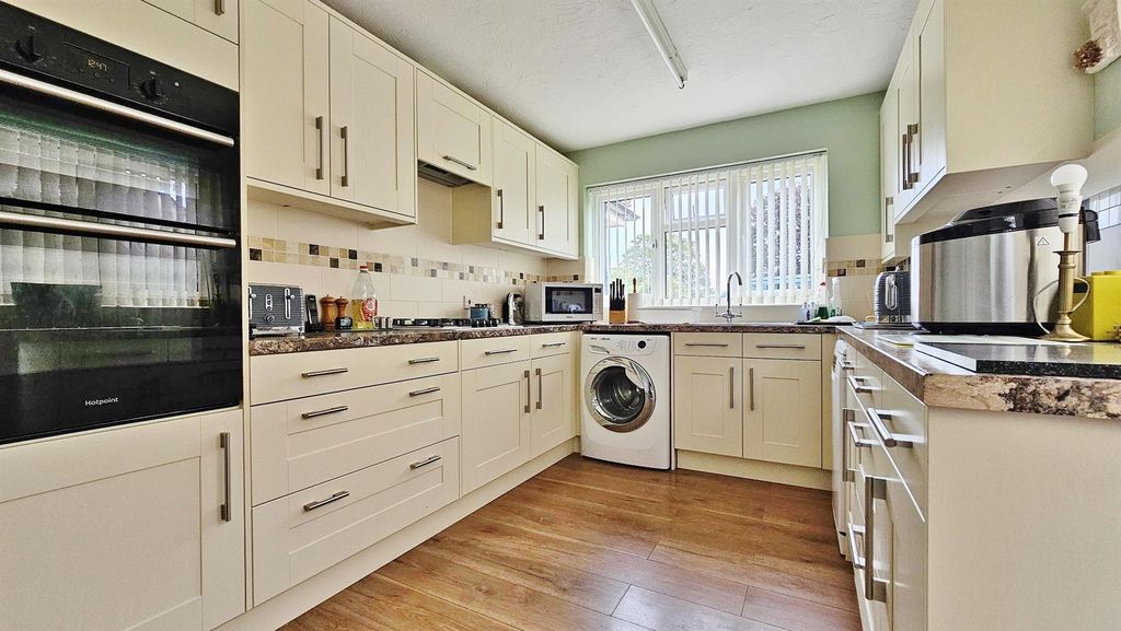 Property photo 3 of 21 Kitchen/Breakfast Room