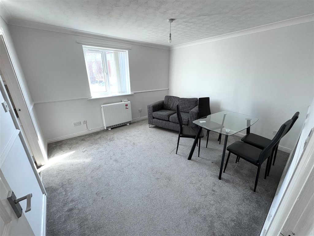 Property photo 3 of 10 Lounge