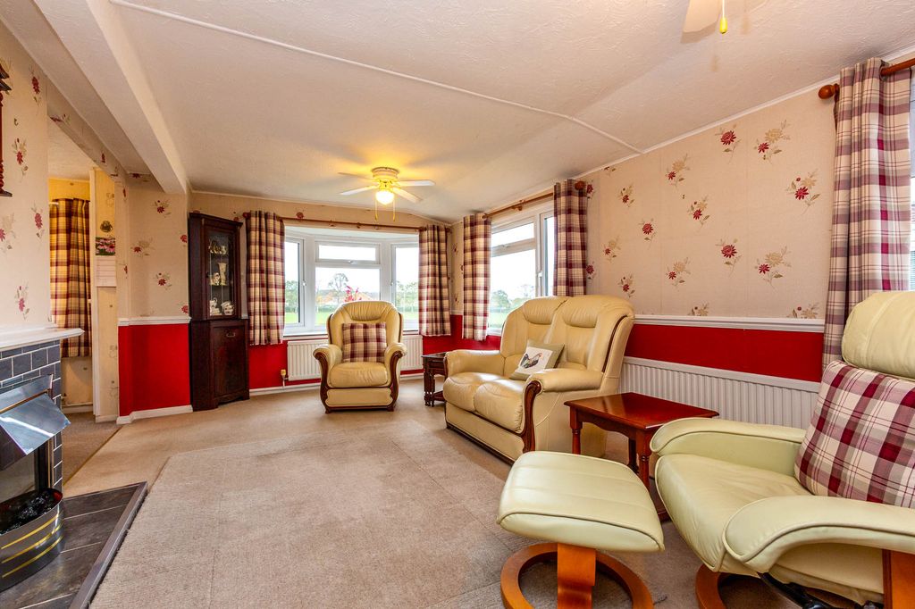 Property photo 2 of 13 Lounge