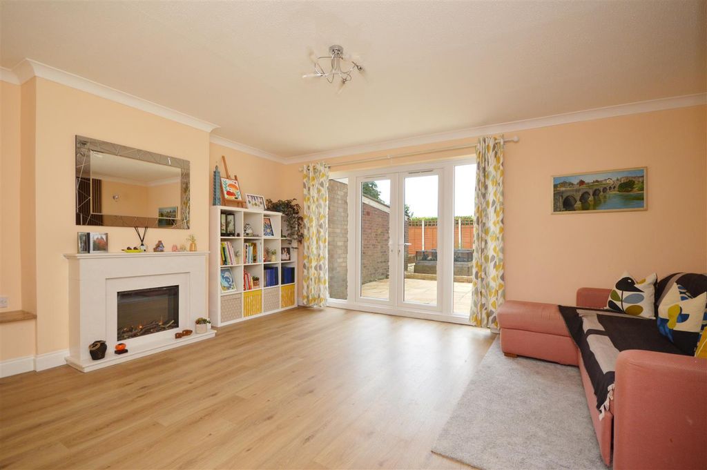 Property photo 2 of 16 Sitting Room