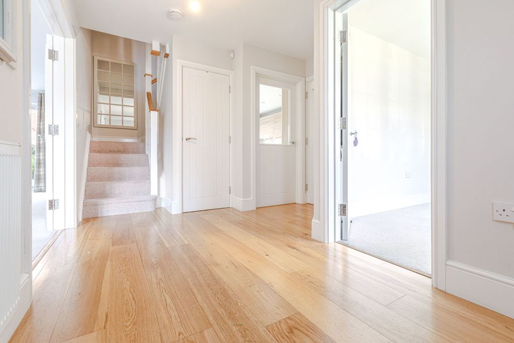 Property photo 2 of 20 Entrance Hall
