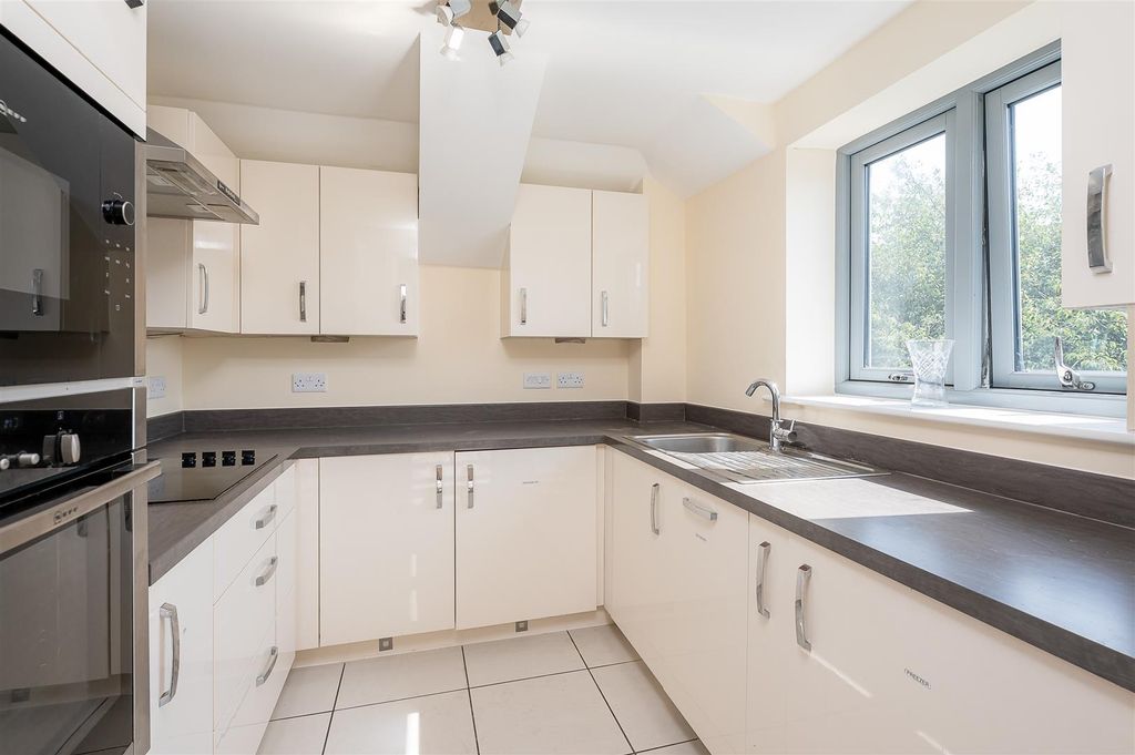 Property photo 3 of 17 Kitchen