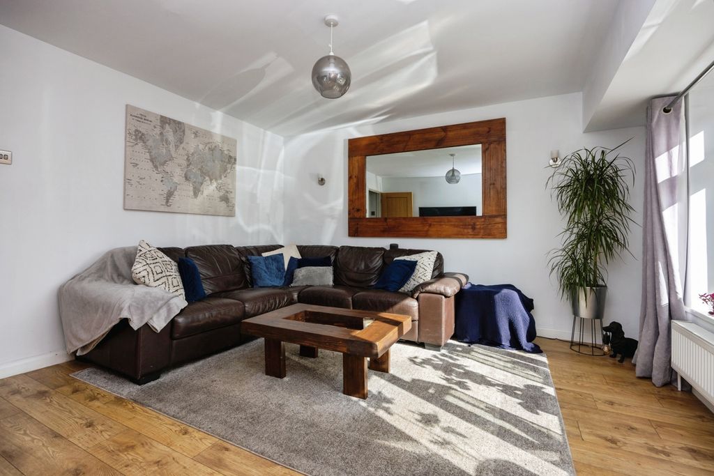 Property photo 3 of 17 Photo