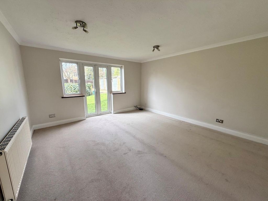 Property photo 2 of 10 Lounge.Jpg