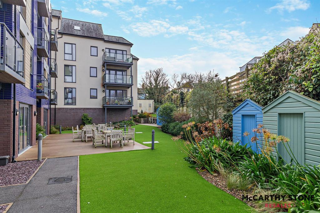 Property photo 1 of 15 Communal Gardens
