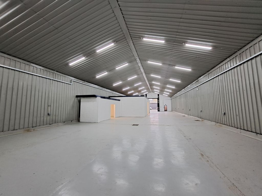 Property photo 3 of 4 An Empty Arch With White Lining And A WC Cubicle To The Front.