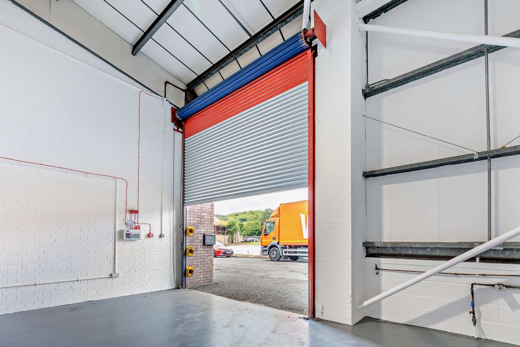 Property photo 3 of 17 8603789-Interior08-800