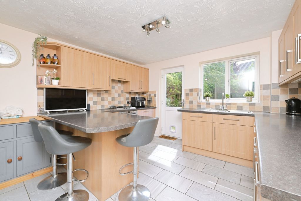Property photo 3 of 17 Kitchen Diner