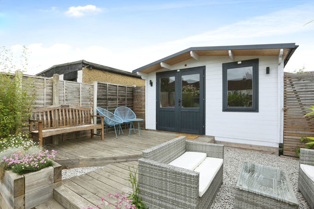 Property photo 2 of 18 Summer House