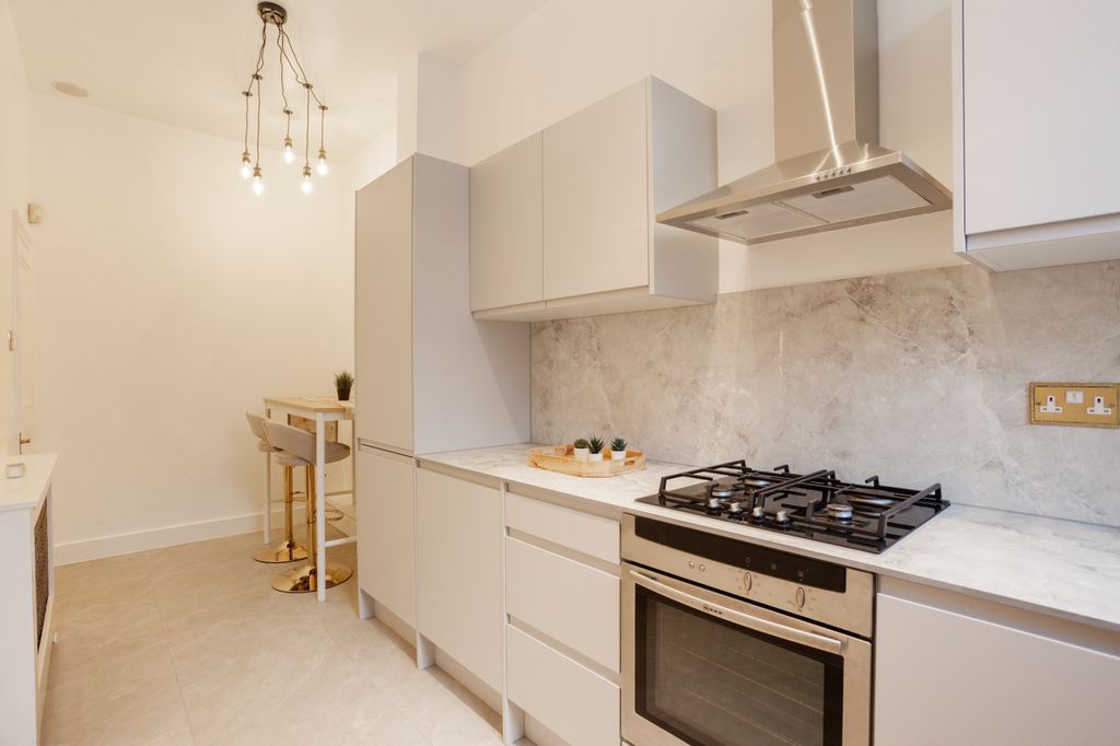 Property photo 3 of 13 Sloane Gardens Londo