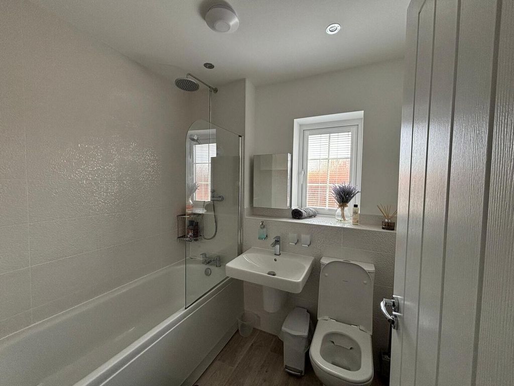 Property photo 2 of 17 Bathroom