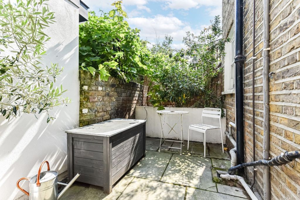 Property photo 3 of 17 Horton Road, E8