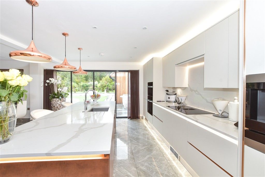 Property photo 3 of 27 Kitchen/Dining Area