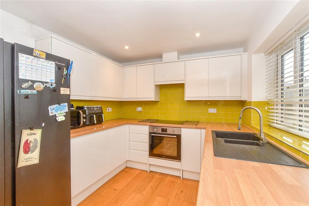 Property photo 3 of 10 Kitchen