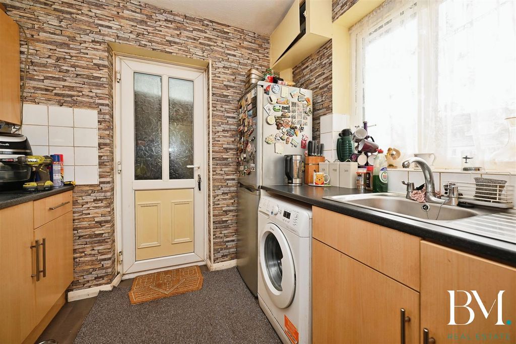 Property photo 3 of 16 Fitted Kitchen