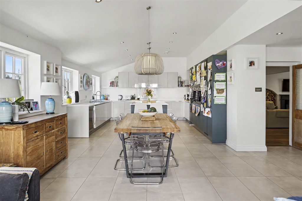 Property photo 2 of 32 Petts_25.Jpg