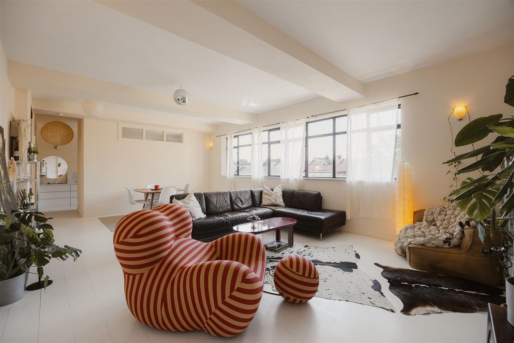 Property photo 3 of 22 Jedburgh Road, E13