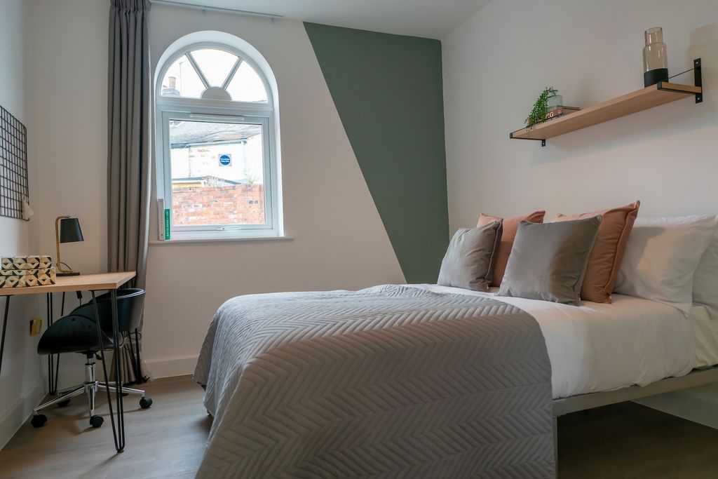 Property photo 3 of 6 A Bright And Stylish Double Bedroom With A Cozy At...