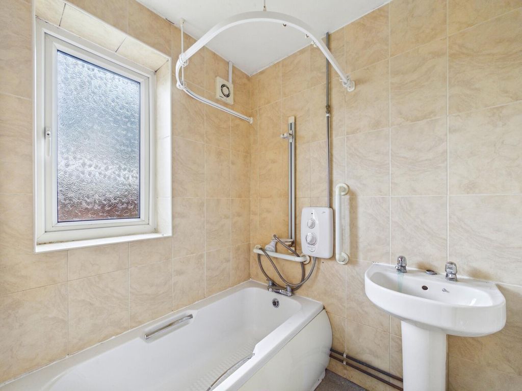 Property photo 2 of 14 Bathroom