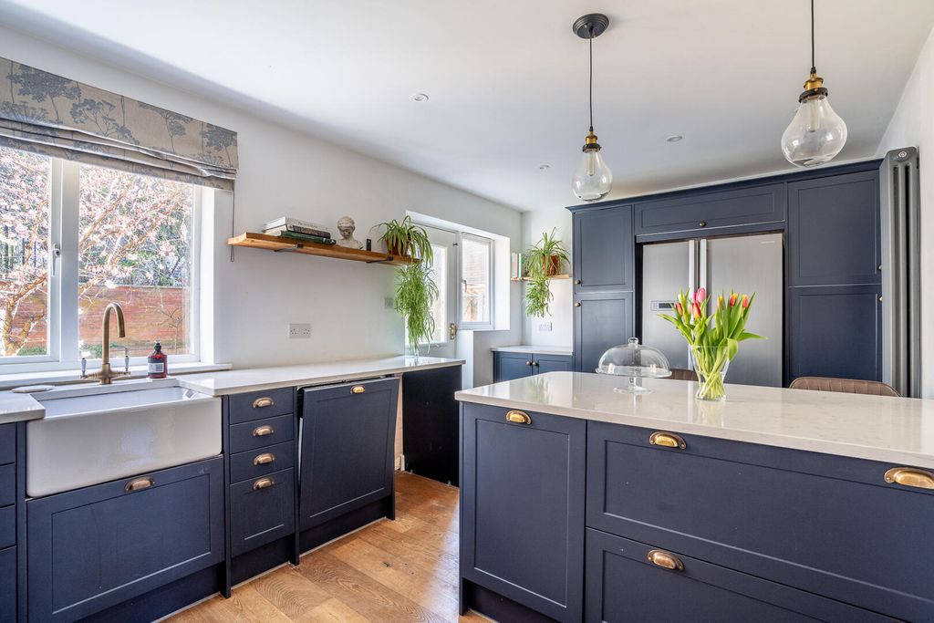 Property photo 3 of 19 Kitchen