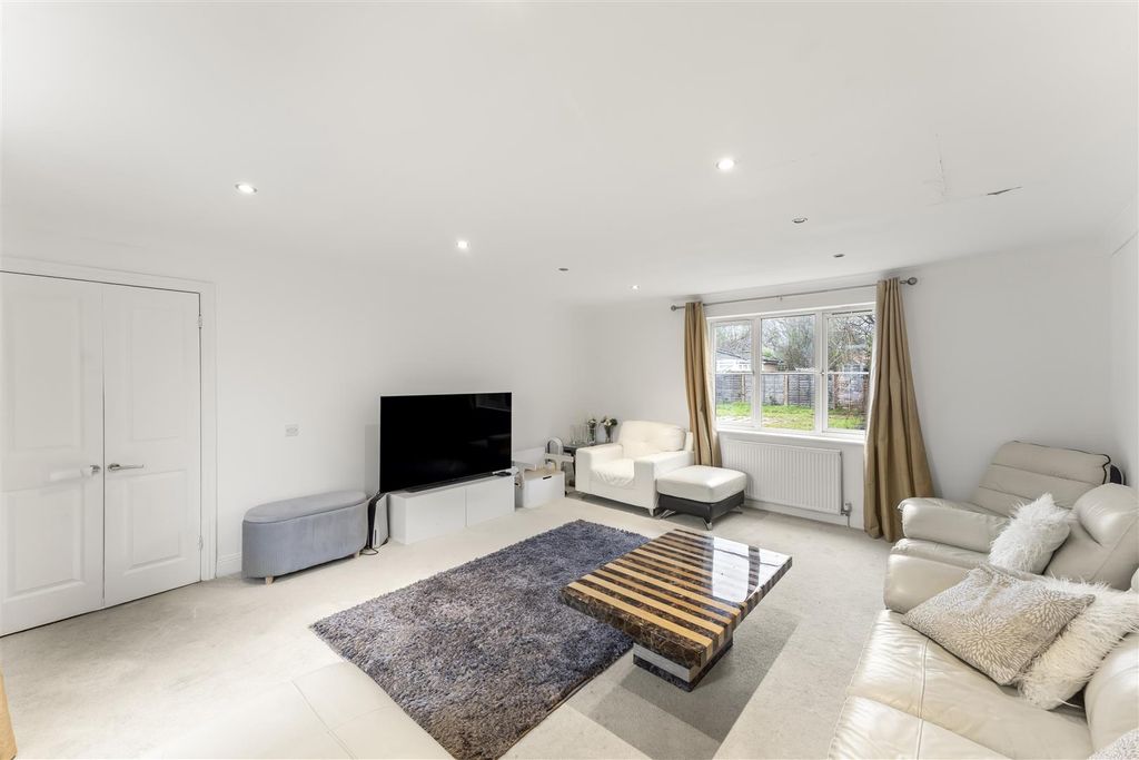 Property photo 3 of 15 Lounge.Jpg