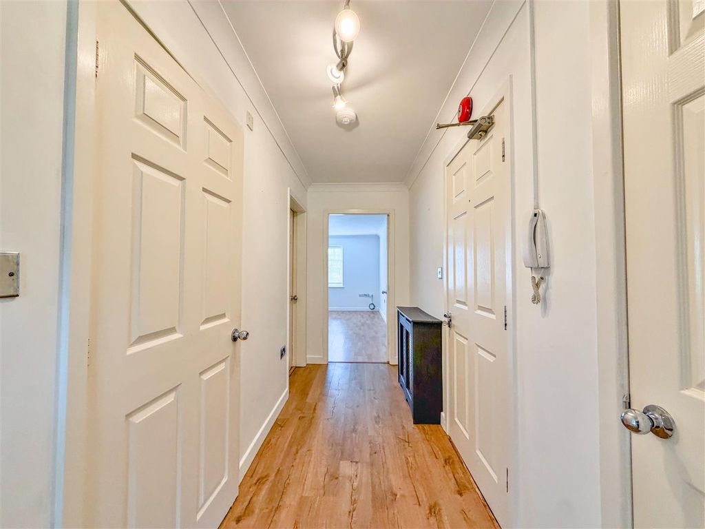 Property photo 2 of 16 Entrance Hall