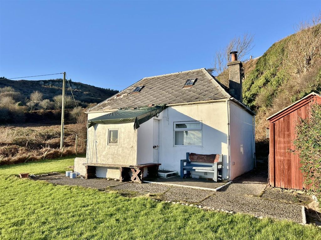 Property photo 1 of 92 Shore Cottage